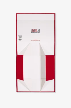 Exklusives Mütze-Täschchen-Set aus Lammfell mit Stickerei-Logo