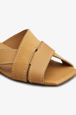 Flache Sandalen aus Leder und Wildleder