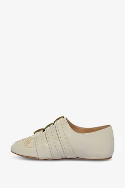 Flache Schuhe aus Leder mit Nieten und Schnallen Susanna