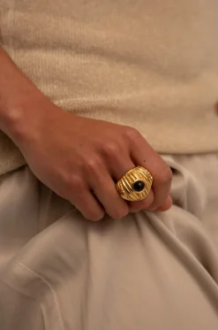 Geriffelter goldener Ring mit Onyx Reef