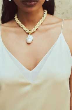 Gezwirbelte Choker-Halskette aus Satin Woven Sandbar