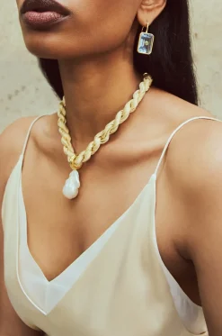Gezwirbelte Choker-Halskette aus Satin Woven Sandbar