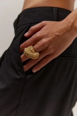 Goldener gezwirbelter Ring Totem