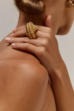Goldener gezwirbelter Ring Totem