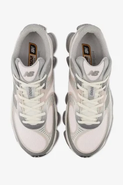 Niedrige Materialmix-Schnürsneakers 2000