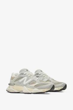 Niedrige Schnür-Sneakers aus Mesh und Wildleder 9060