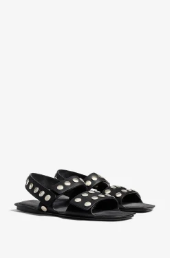 Nietenbesetzte flache Sandalen Boden