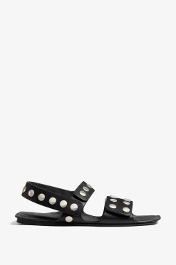 Nietenbesetzte flache Sandalen Boden