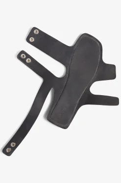 Nietenbesetzte flache Sandalen Boden