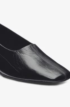 Pumps mit Blockabsatz aus Lackleder in Crinkle-Optik Inez 35